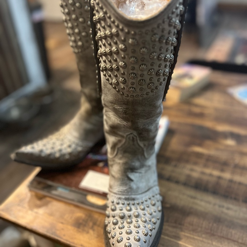Classy describes these boots, worn only a couple of times.